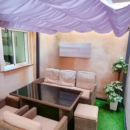 Апартаменты Cozy 200m From The Торевьиа